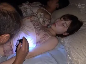 Chị gái bị kẹt, em trai nhanh trí đút cặc vào lồn